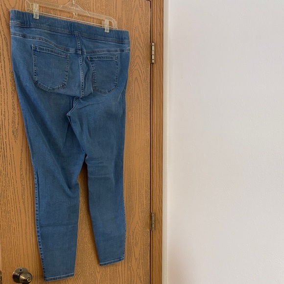 Classic Denim Skinny Jeans for Women - Picture 4 of 5